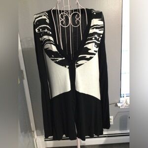 Cable & Gauge Black & White geographic long sleeve button down shirt tunic